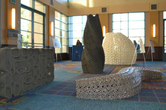 设计师3D打印水泥制作的波浪状花朵馆