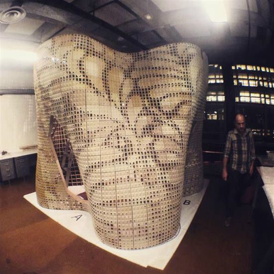 设计师3D打印水泥制作的波浪状花朵馆