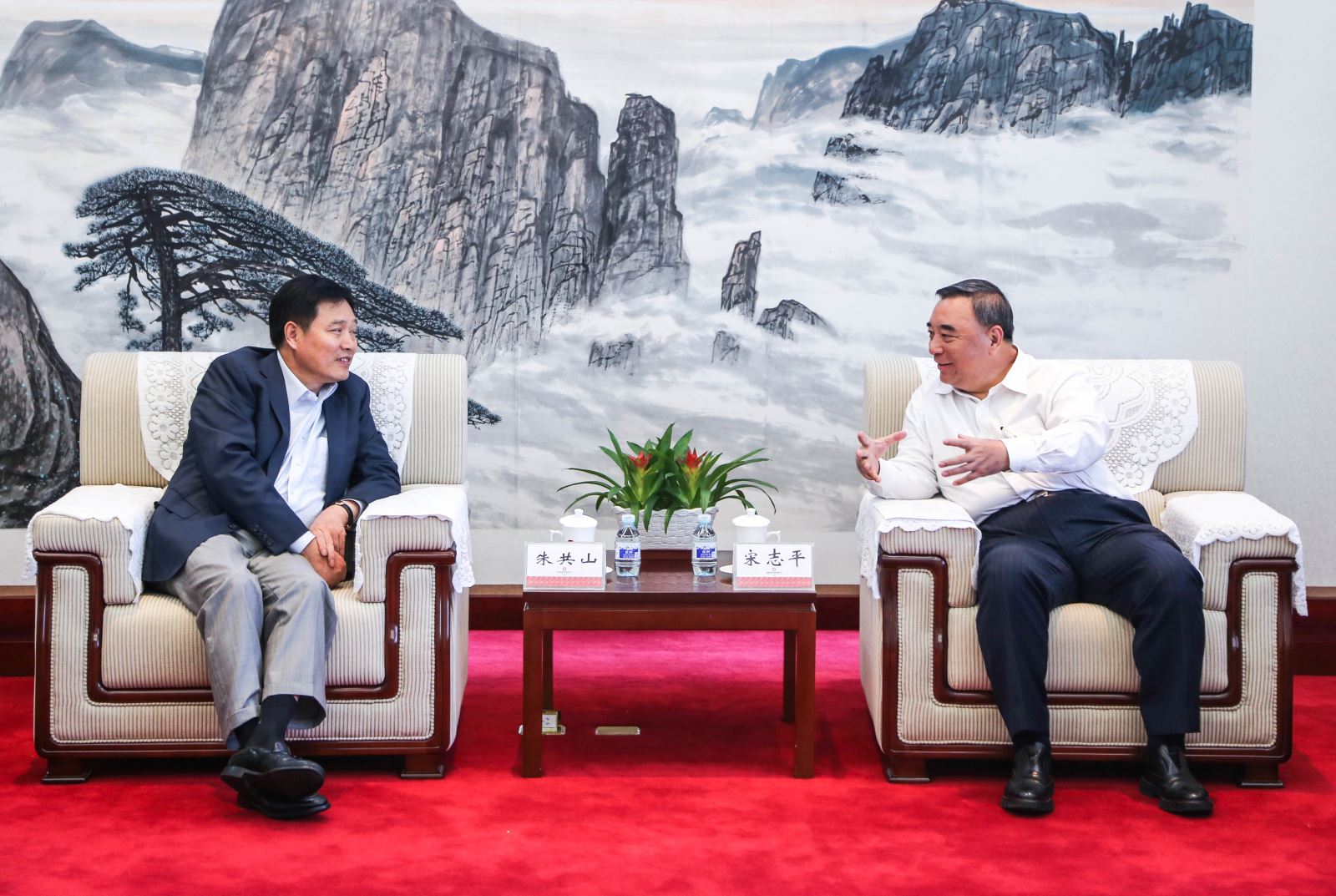 中国建材集团与协鑫集团举行战略合作签约座谈会